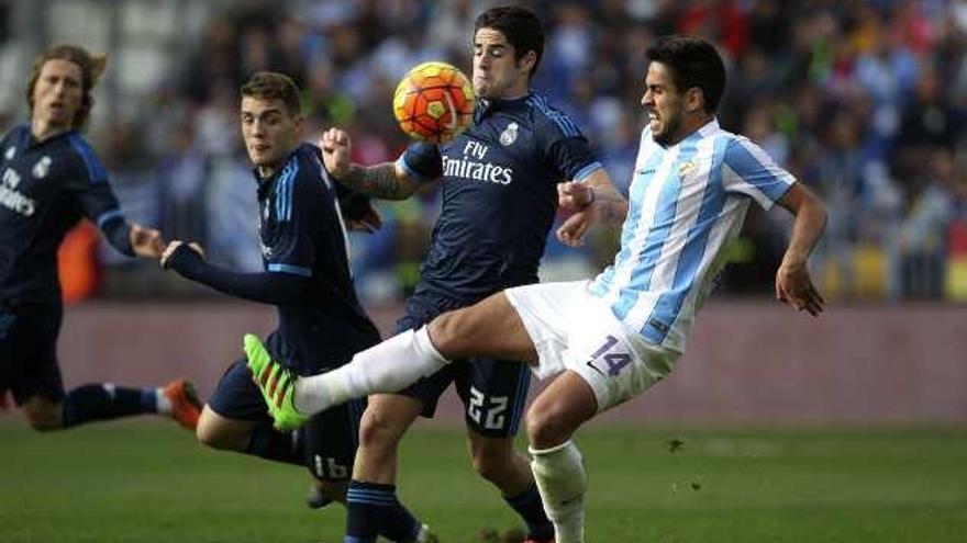 Isco pugna con Recio por un balón en un lance del partido.