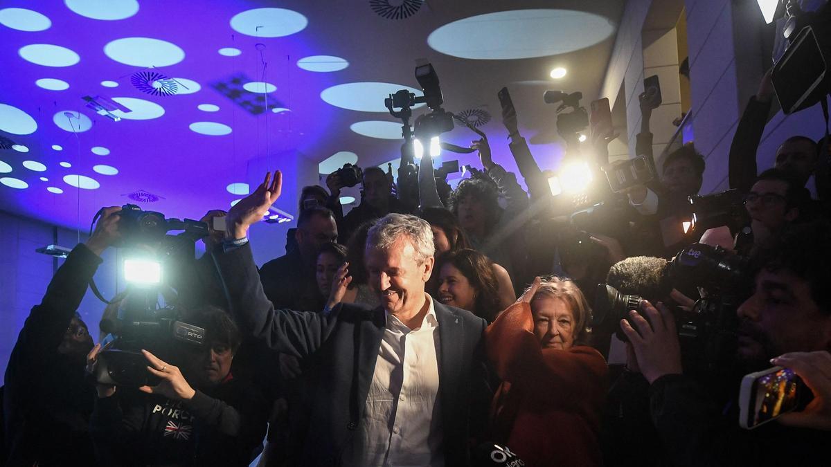 El candidato del PP gallego para las elecciones autonómicas, Alfonso Rueda, saluda tras confirmarse la victoria de su partido.