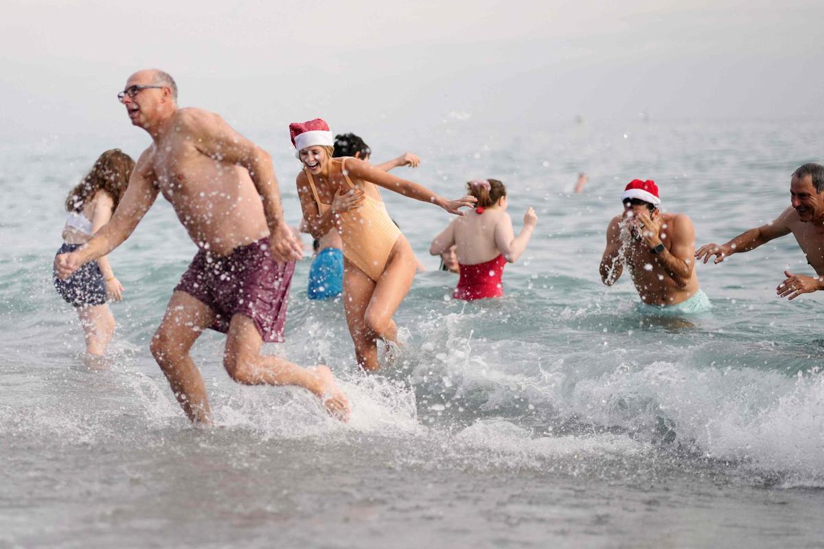 Primer baño del 2024 en la Barceloneta