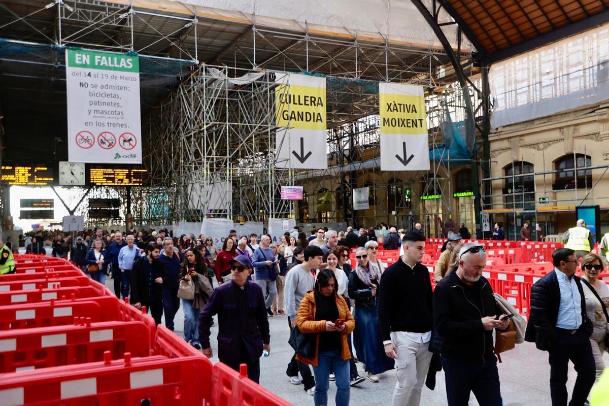 Miles de pasajeros llegan a la estación del Norte desde Gandia y Xàtiva antes del cierre por la mascletà
