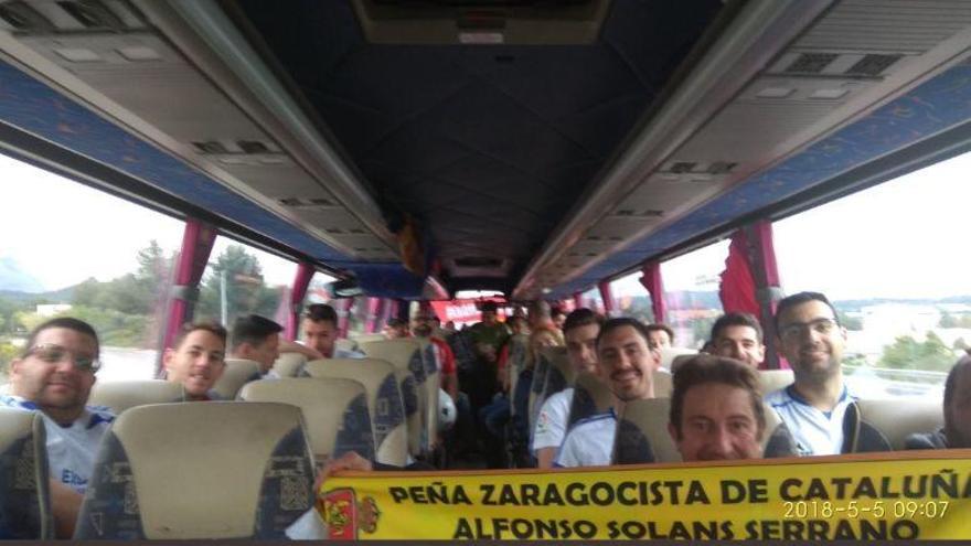 Aficionados de las peñas del Zaragoza y Sporting de Cataluña, viajando en el mismo autobús.