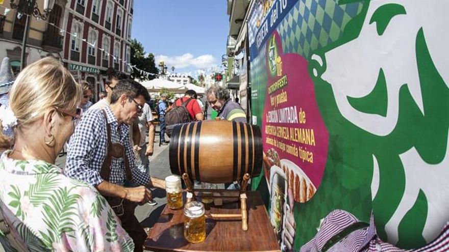 Tropical estrena el Oktoberfest de Vegueta con el primer barril de la edición especial de cerveza alemana