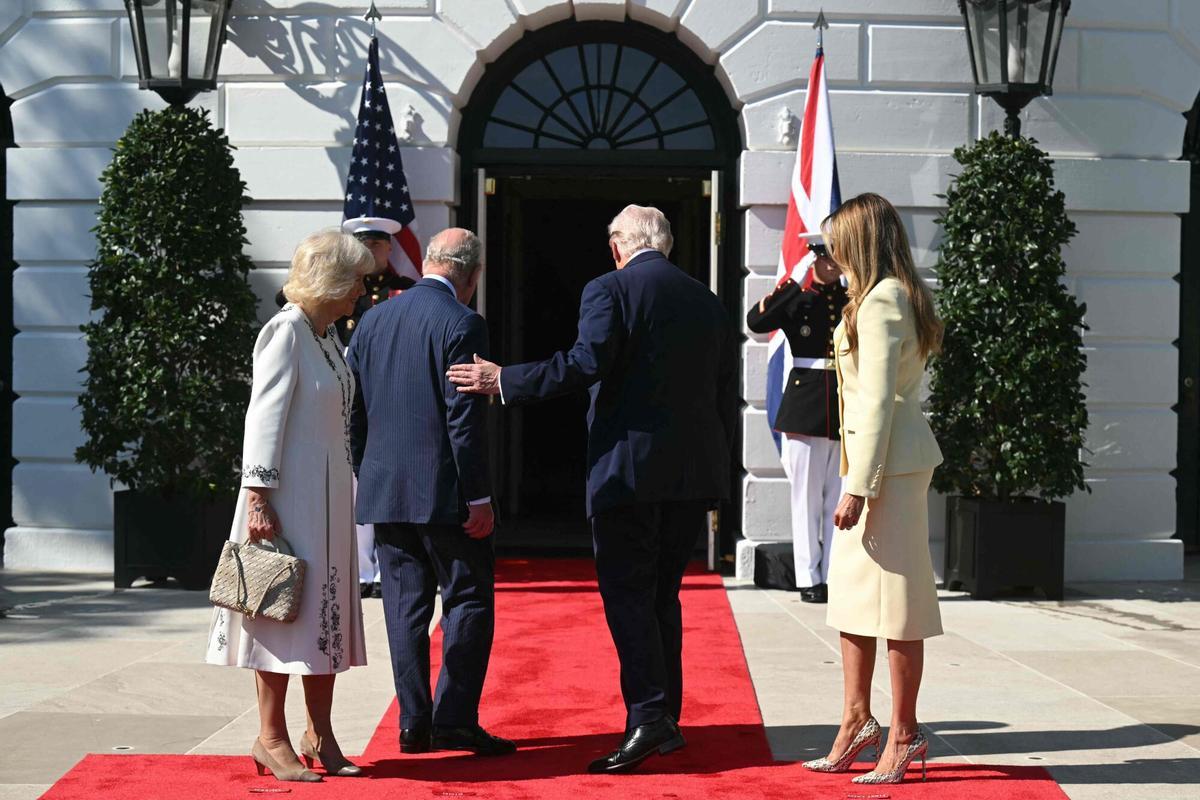 El presidente de Estados Unidos, Donald Trump (centro-derecha), y la primera dama, Melania Trump (derecha), saludan al rey Carlos III de Inglaterra (centro-izquierda) y a la reina Camilla de Inglaterra