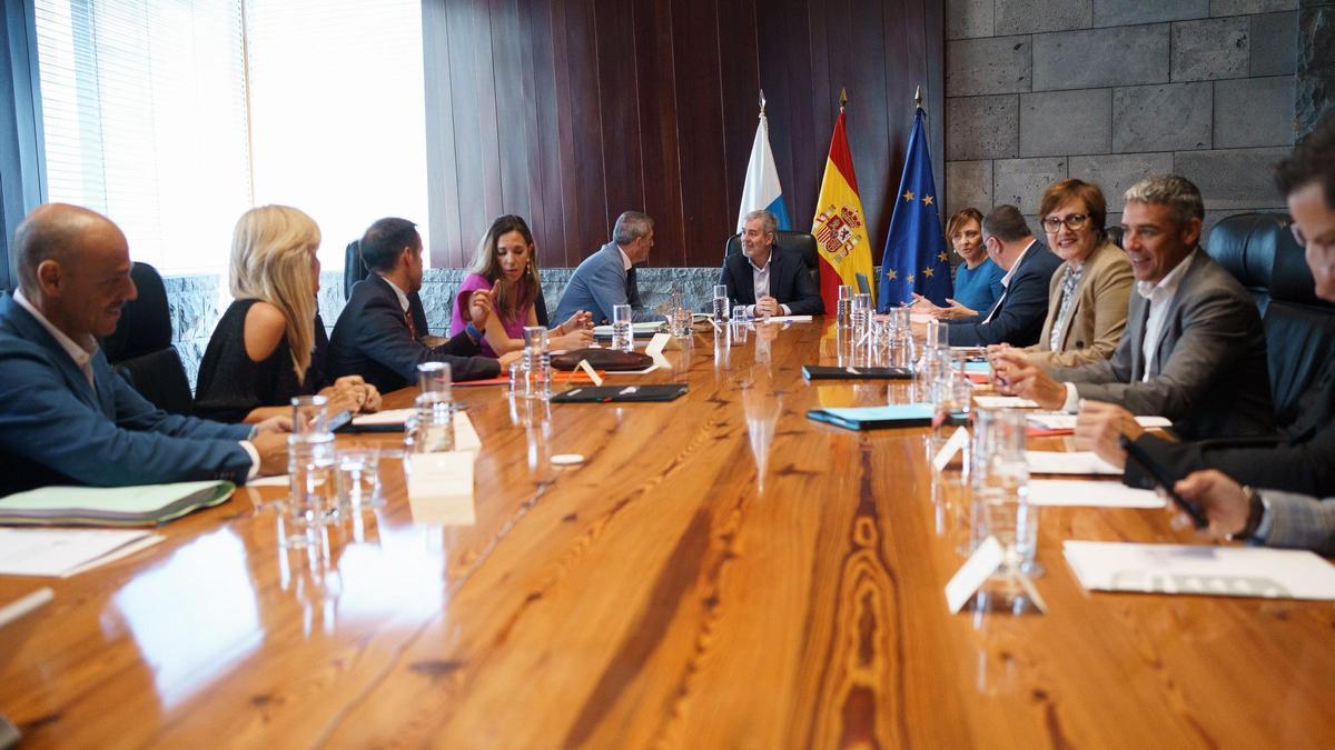 Alfonso Cabello (a la izquierda de la imagen) charla, este lunes, con el consejero Narvay Quintero, justo enfrente de él.