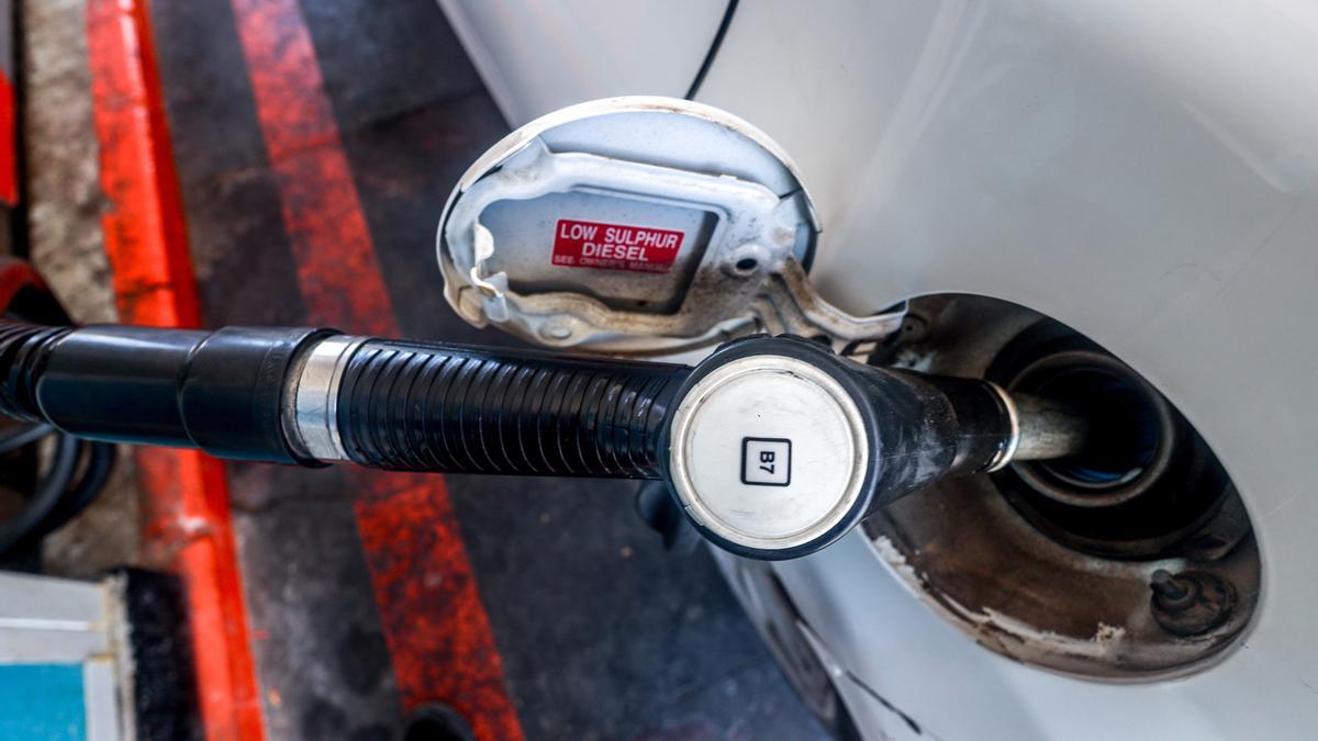 Un coche repostando en una gasolinera, a 1 de agosto de 2024, en Madrid (España). El precio de los carburantes en España ha proseguido esta semana su tendencia bajista y ha encadenado su tercera caída, abaratándose hasta un 0,6% en plena operación salida