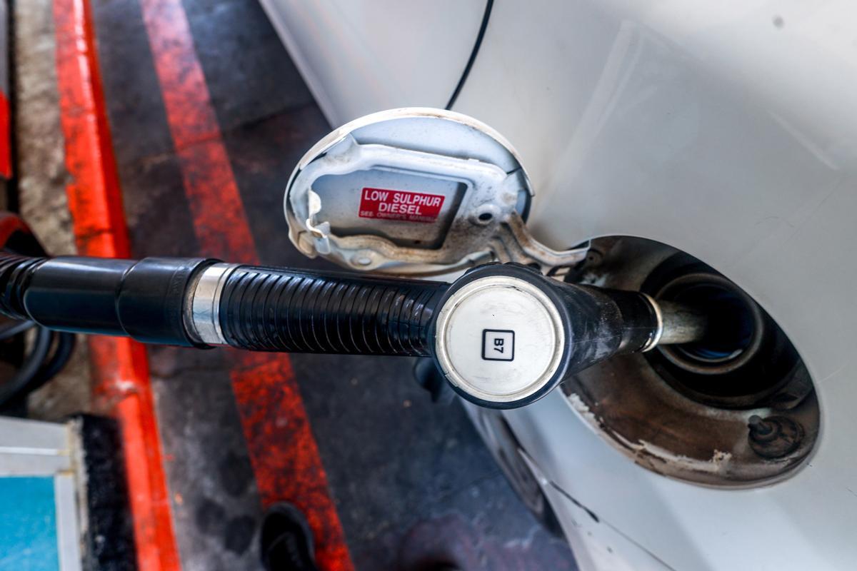 Un coche repostando en una gasolinera, a 1 de agosto de 2024, en Madrid (España). El precio de los carburantes en España ha proseguido esta semana su tendencia bajista y ha encadenado su tercera caída, abaratándose hasta un 0,6% en plena operación salida