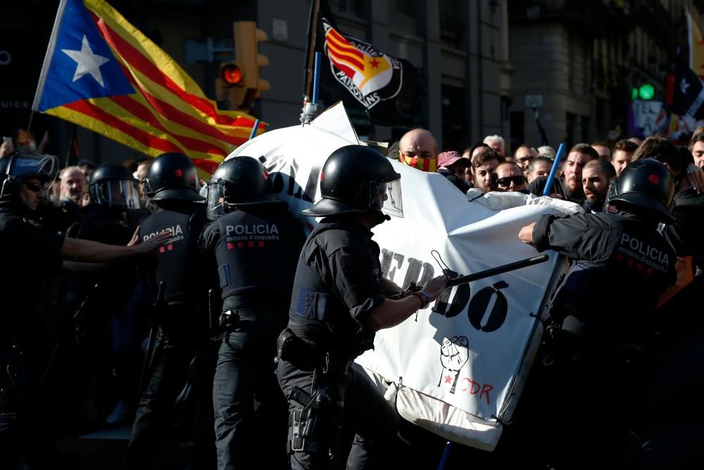 Choques entre independentistas y mossos en Barcelona