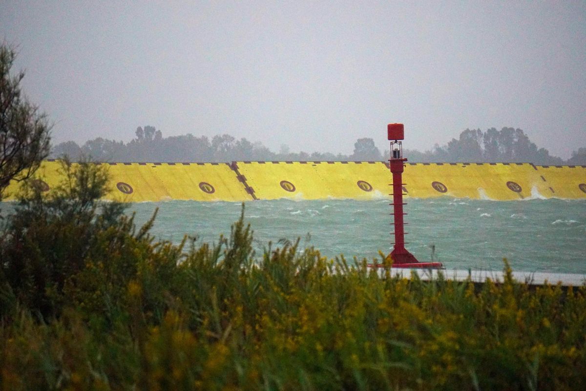 Las barreras de Mose emergen en Venecia