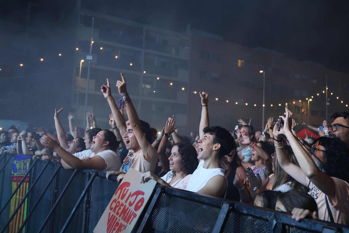 El público entregado a la Fúmiga en Catarroja.