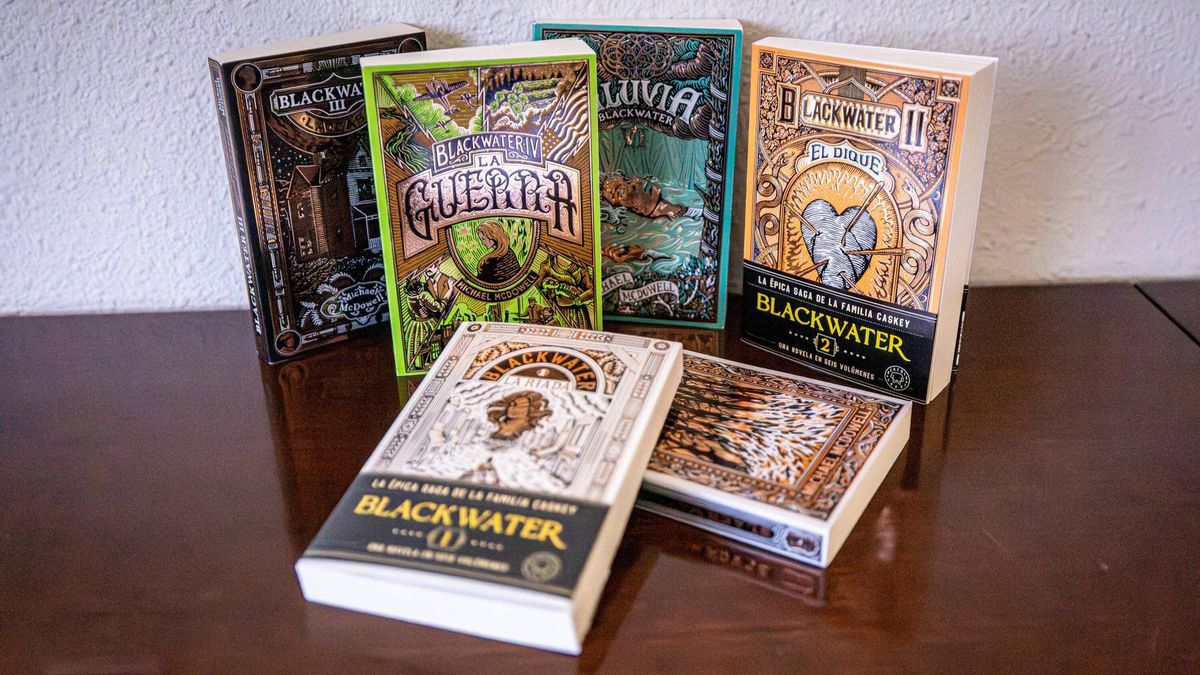 Los libros de la saga 'Blackwater', publicados en España por Blackie Books,