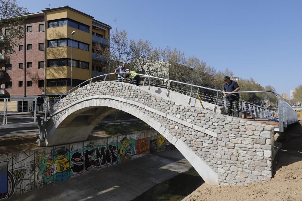 Els vianants ja creuen el riu Güell pel pont del Dimoni