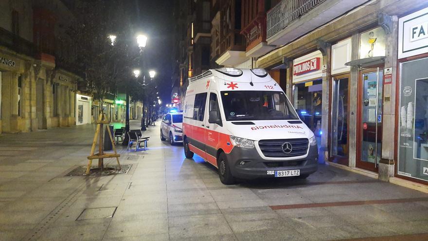 Asisten a un indigente drogado y bebido en la calle Corrida