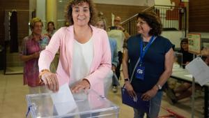 La cabeza de lista del PP para las elecciones al parlamento europeo, Dolors Montserrat, ejerce su voto en su pueblo natal
