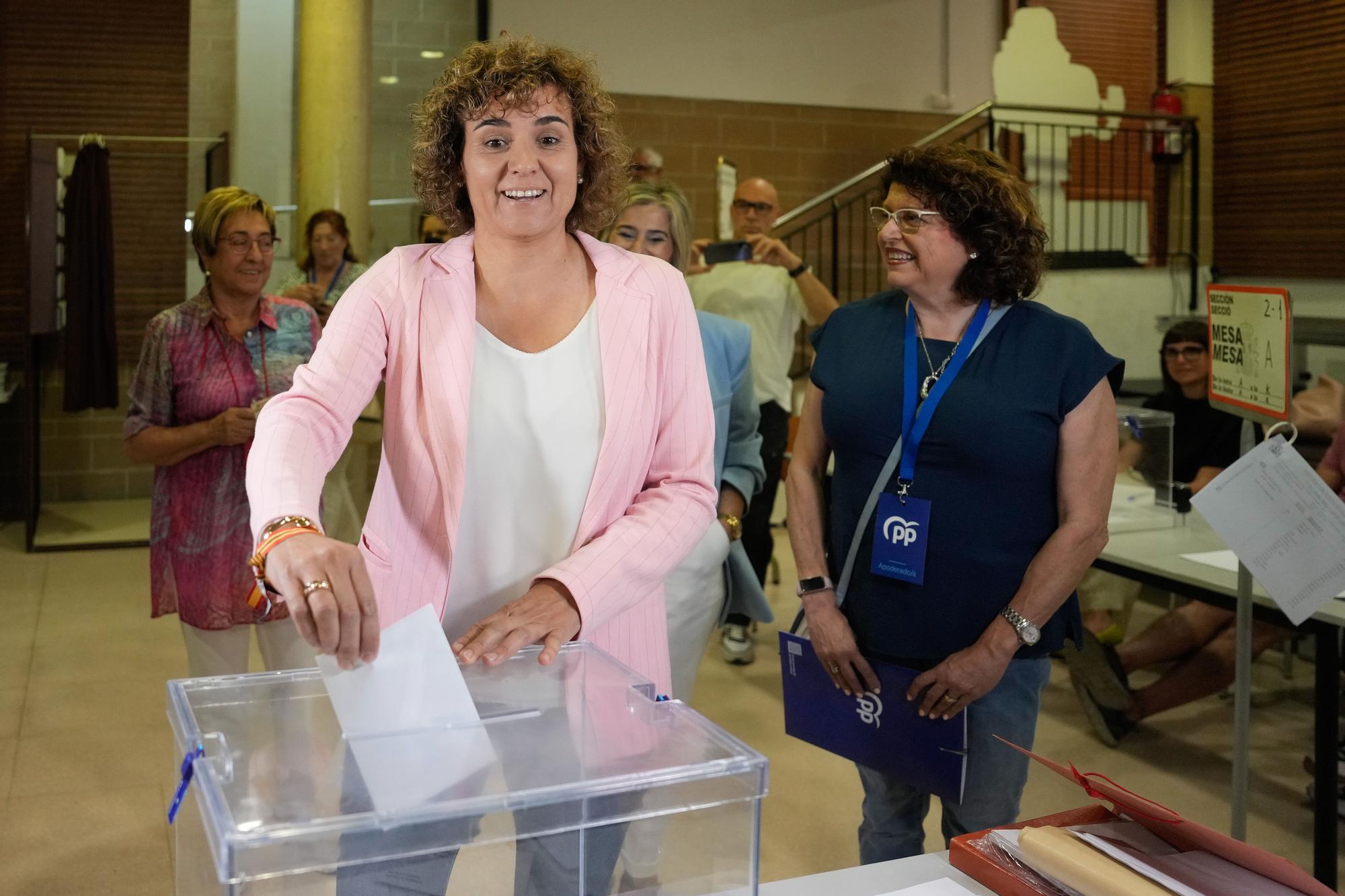 La cabeza de lista del PP para las elecciones al parlamento europeo, Dolors Montserrat, ejerce su voto en su pueblo natal