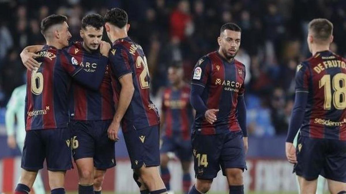 Los jugadores del Levante celebran un gol.