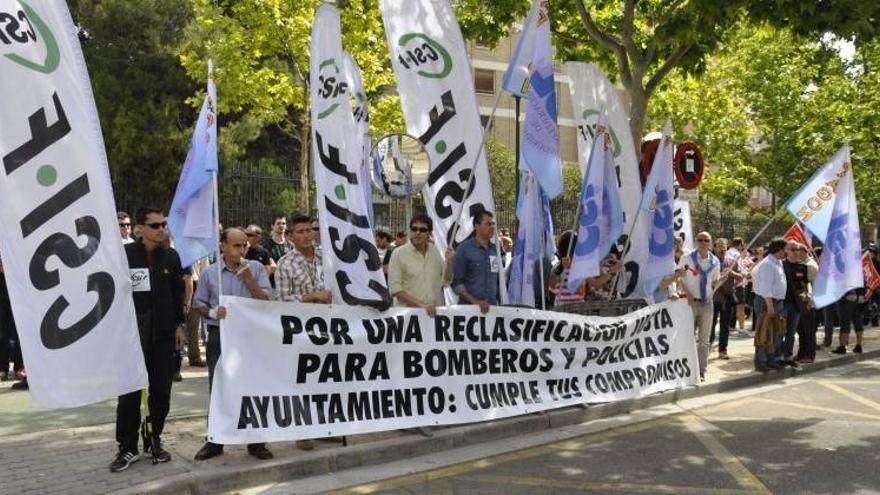 Los Bomberos piden cubrir las bajas por &quot;peligro&quot;