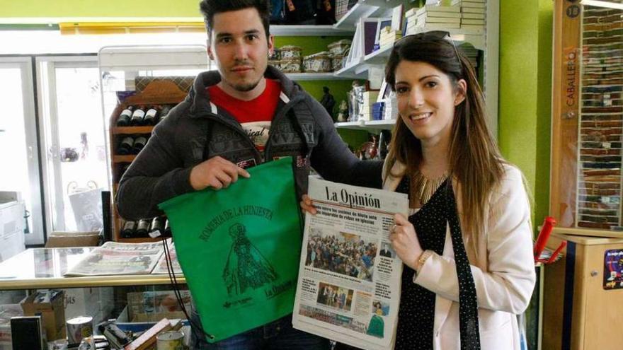 Dos lectores, con su ejemplar del periódico y la mochila para ir a la romería de La Hiniesta.