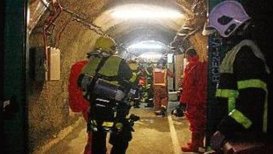 Els bombers, durant el simulacre d&#039;accident de divendres al vespre al túnel del Pertús.