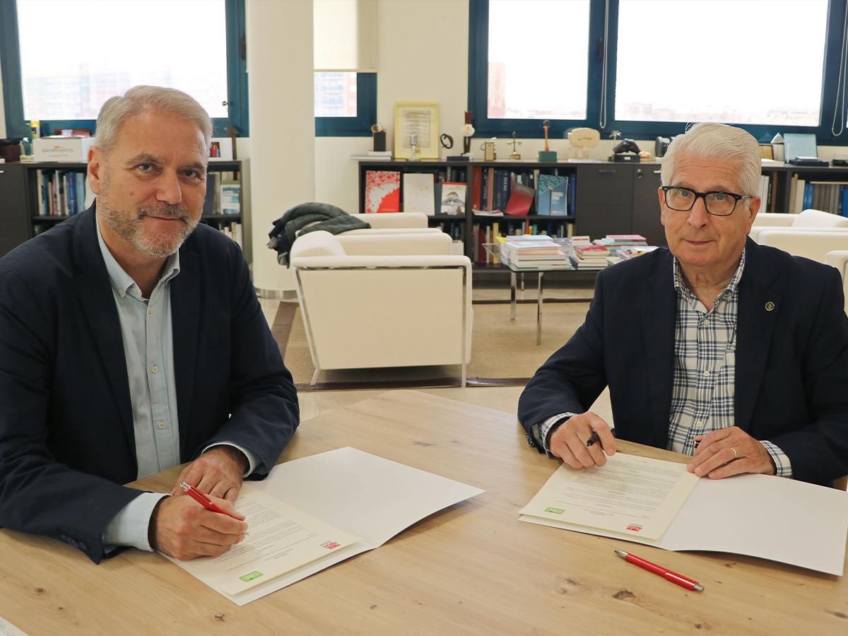 Un momento de la firma del convenio a través del cual la UMH recibirá 40.000 euros de Caja Rural Central