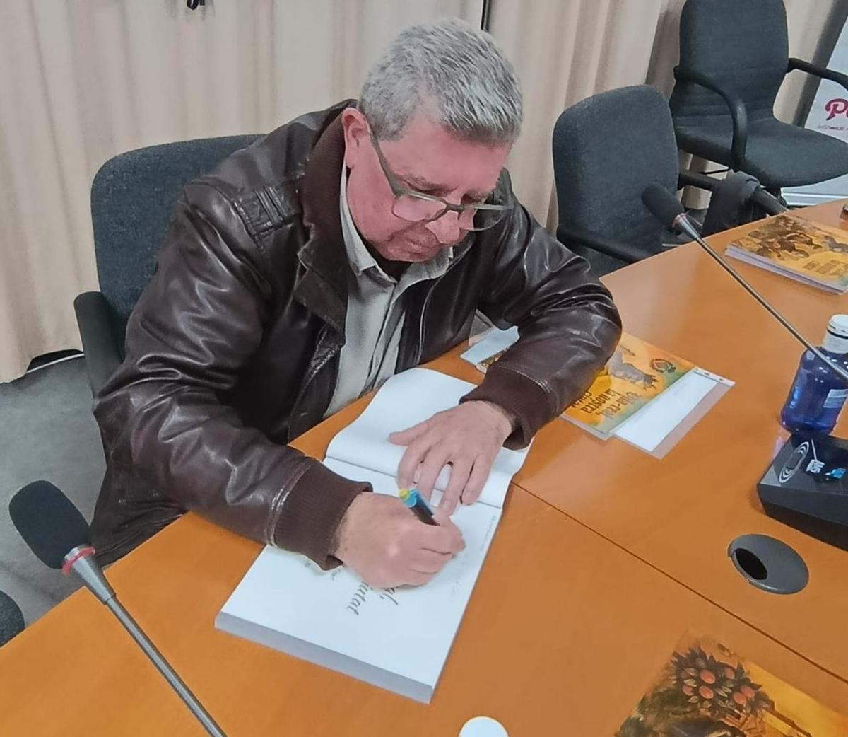 Tras la presentación de su libro, Pitarch firmó y dedicó algunos ejemplares.