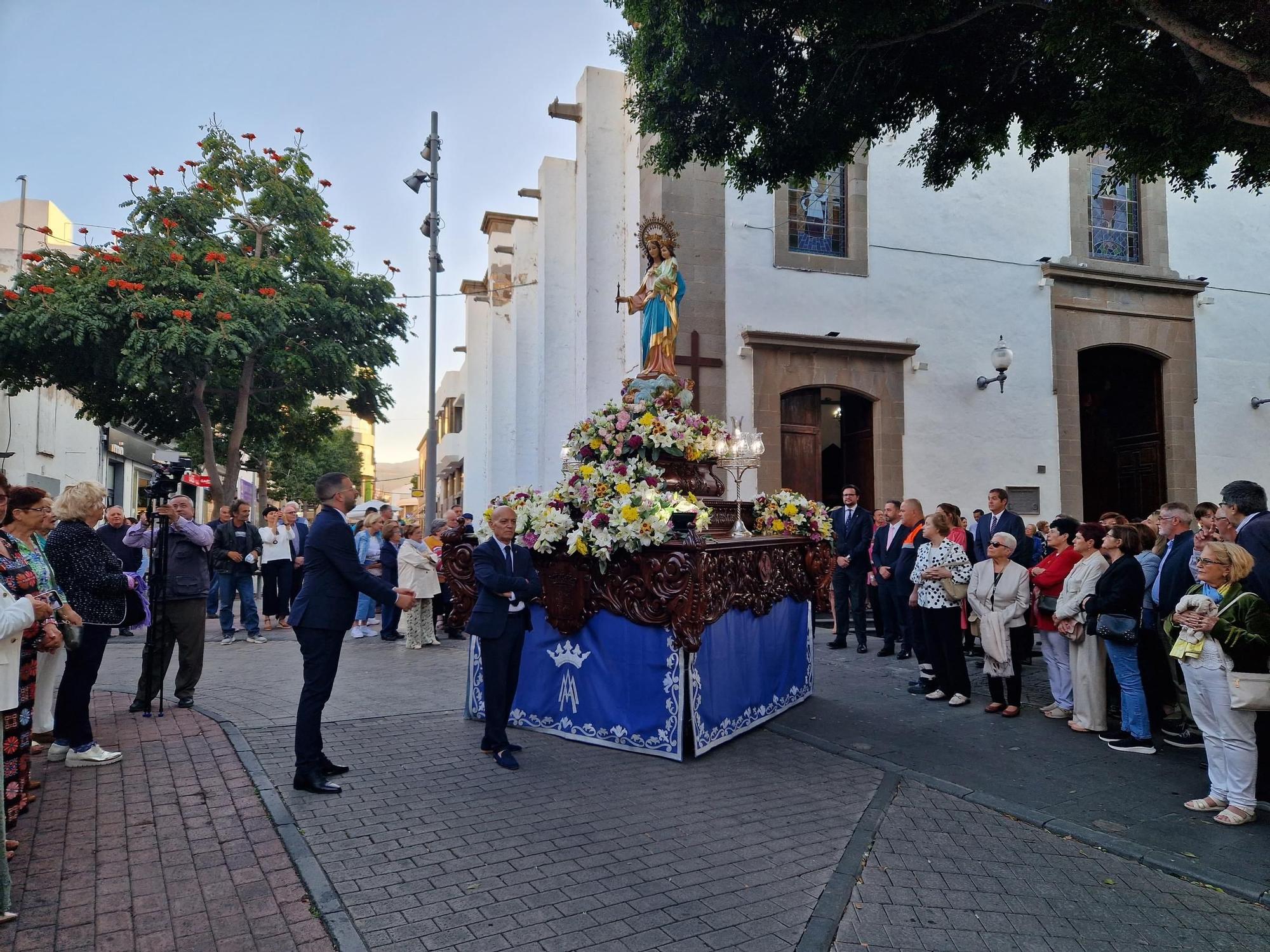Procesión de la imagen de María Auxiliadora por las calles de San Gregorio, en Telde