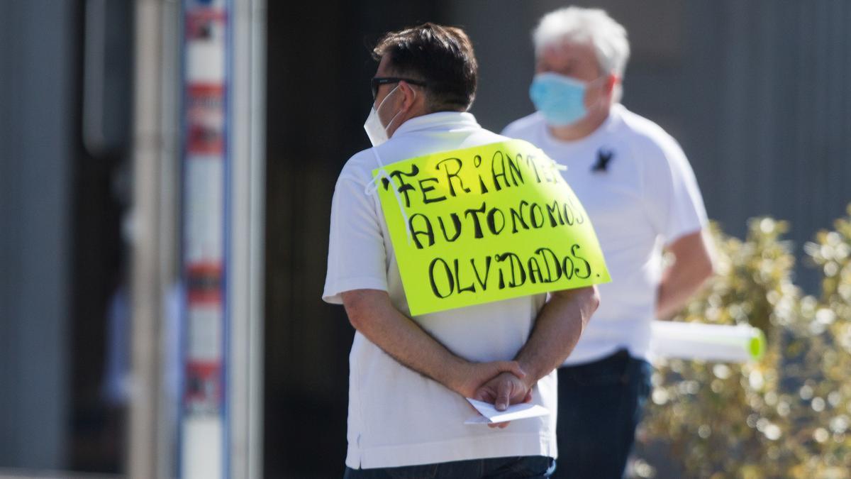 Un feriante madrileño protesta por la falta de ayudas en Junio 2020.