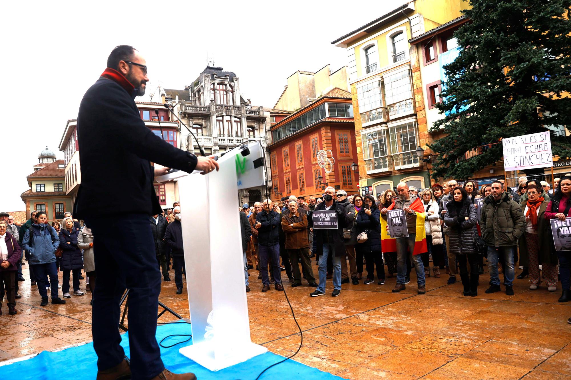 EN IMÁGENES: Vox exige elecciones generales al grito de "Sánchez vete ya" en la plaza del Ayuntamiento de Oviedo