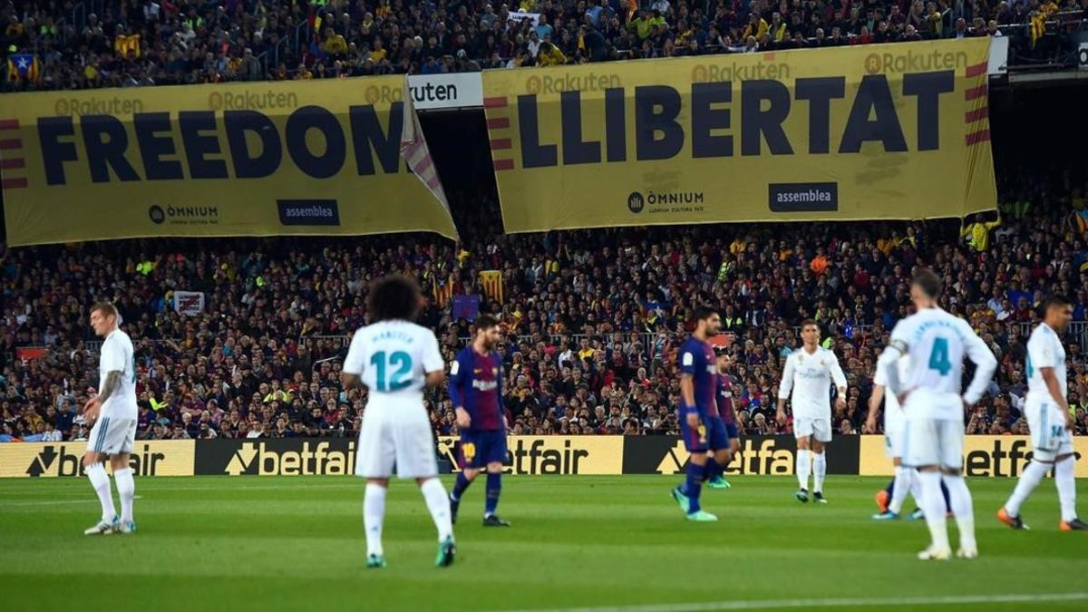 Pancartas en el último clásico jugado en mayo del 2018 en el Camp Nou.