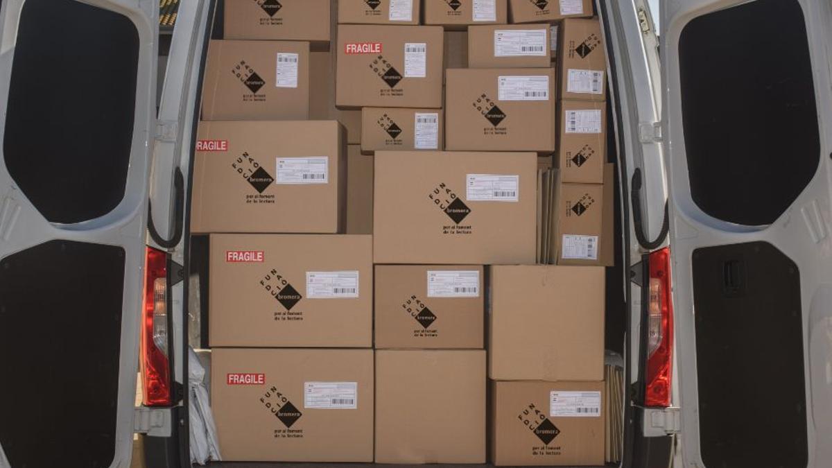 Una furgoneta, cargada de libros de Bromera.