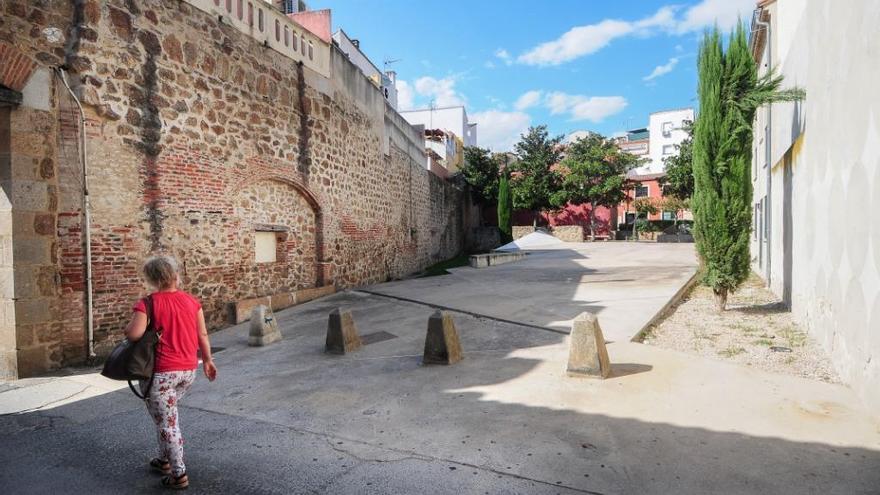 Vecinos denuncian botellones en una plaza del centro de Plasencia