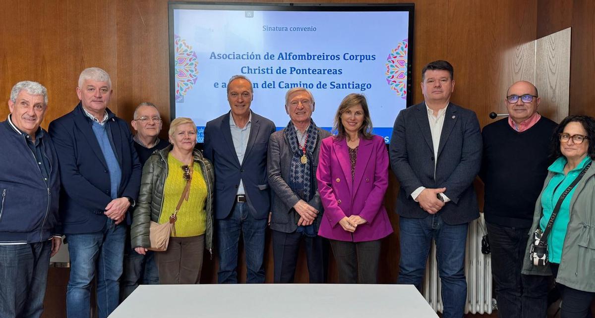 La Asociación ponteareana y la Orden del Camino de Santiago firmaron el convenio ayer en Ponteareas. | D.P.