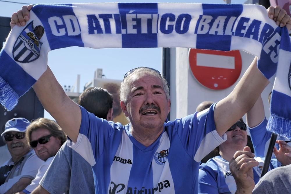 Aficionados del Baleares calientan motores antes del gran partido