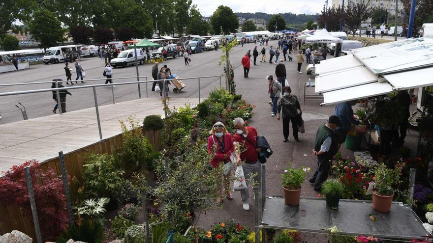 Mercado en la explanada de O Burgo, en junio de 2020.