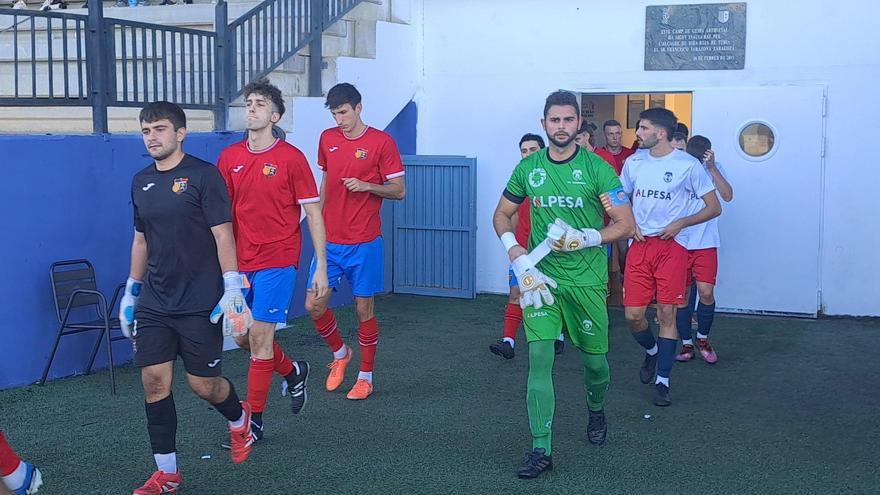"Xumi", de verde y con el brazalete de capitán, encabeza a la UE Tavernes que salta al campo para jugar un partido