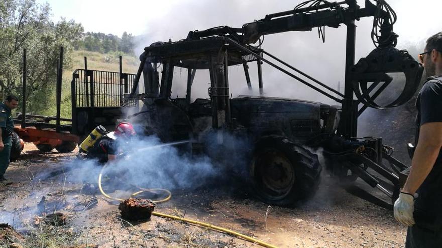 Susto al arder un tractor en una pista forestal de Casas Nuevas