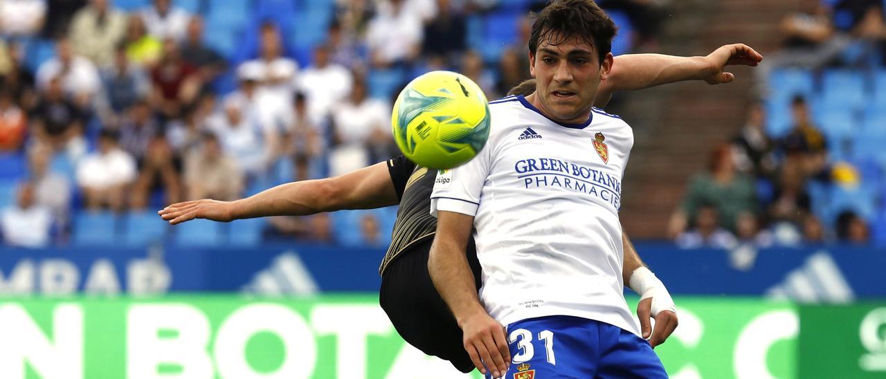 Iván Azón pelea un balón en el encuentro ante el Alcorcón.