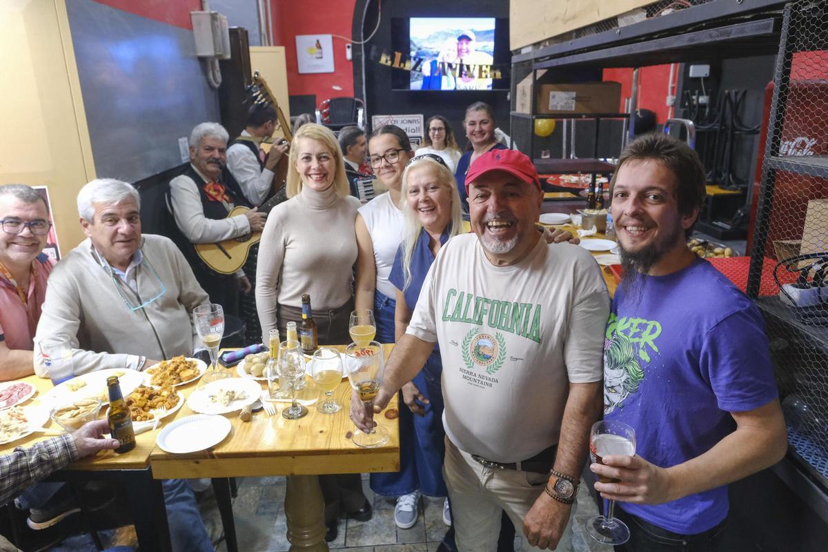 El Ca' Jonás de Triana vive su 40 aniversario pasando de bocatería a cervecería El Ca' Jonás de Triana vive su 40 aniversario pasando de bocatería a cervecería