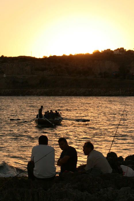 La Asociación de Amigos de la Barca de Jábega celebró el pasado lunes el solsticio de verano en la playa de La Araña con paseos en barca de jábega, sones de caracolas y lectura de poemas y relatos