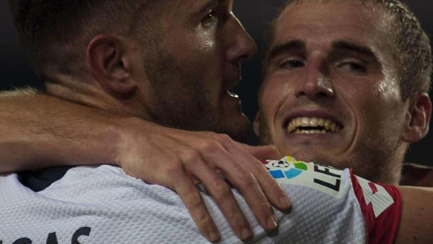 Lucas y Álex, autores de los goles ayer en el Camp Nou, celebra en tanto del empate deportivista.