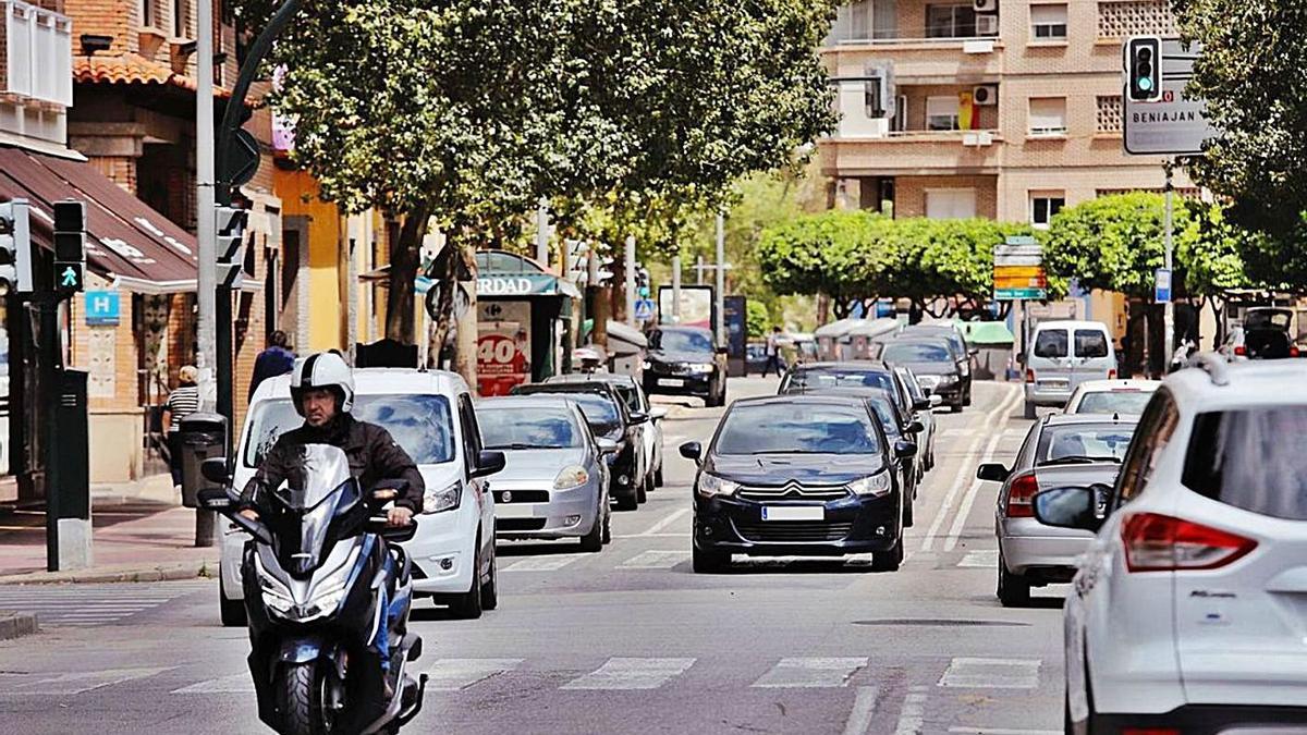 Decenas de coches circulan por una de las principales calles de Murcia. | JUAN CARLOS CAVAL