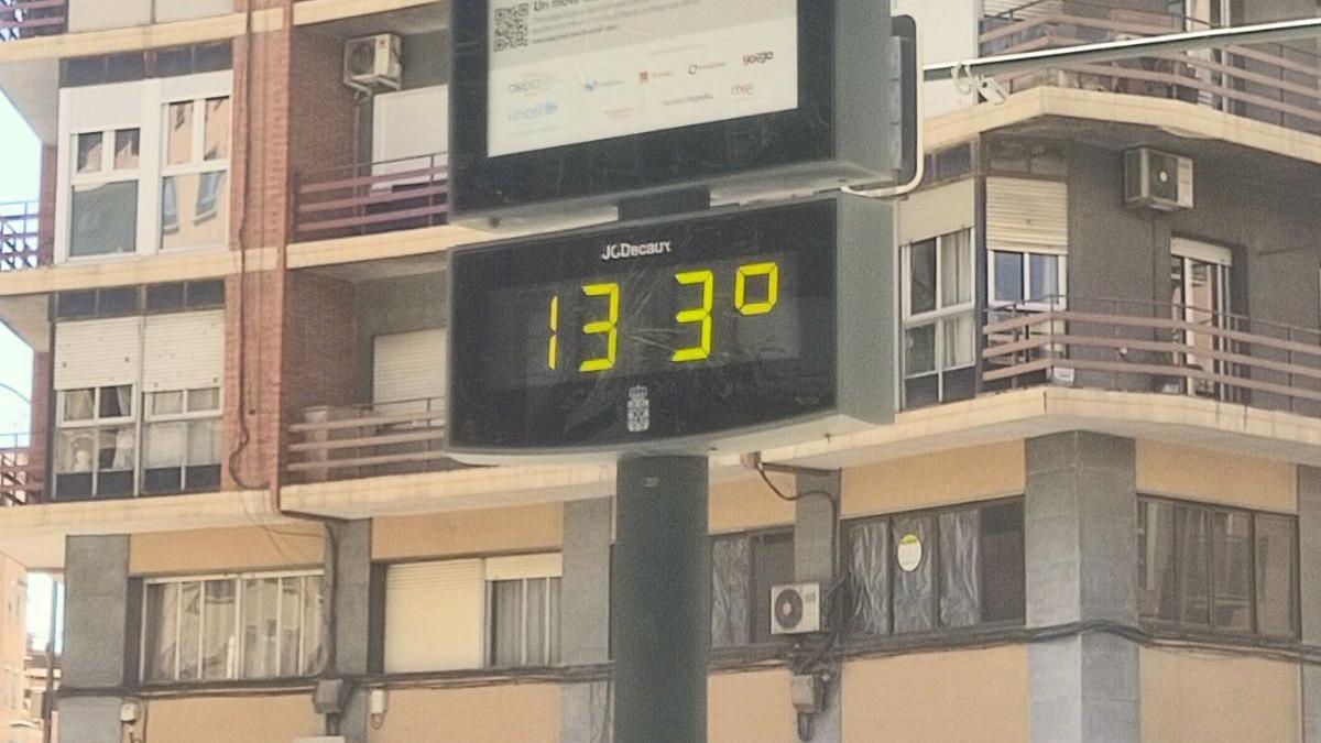 Un termómetro, a más de 100 grados en Murcia Ni frío ni calor