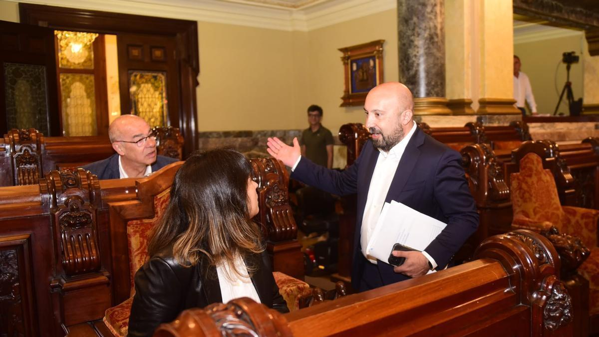 José Manuel Lage y Avia Veira, con Francisco Jorquera al fondo, antes del pleno de este jueves.