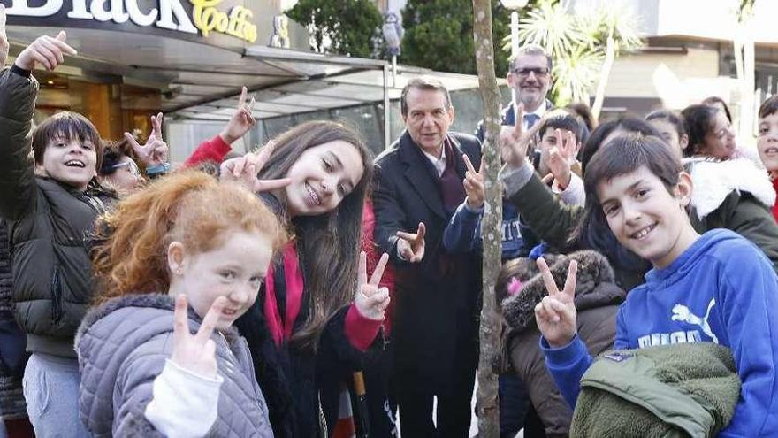 12.000 nuevos árboles en una década  |  El alcalde y el edil de Parques celebraron ayer el Día Mundial del Árbol participando junto a escolares de 5º de Primaria del Colegio Doctor Fleming en la plantación simbólica de cinco camelios en el cruce de la avenida de Camelias con Álvaro Cunqueiro. Abel Caballero destacó que el gobierno local repuso un total de 12.000 árboles en la última década de los que 3.500 fueron plantados en zona urbana. La actividad de ayer incluía el reparto de folletos informativos.