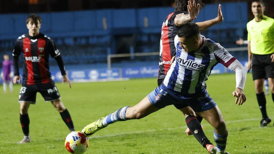 Raúl Rubio trata de hacerse con un balón en el encuentro ante el Arenas de Getxo. | MIKI LÓPEZ