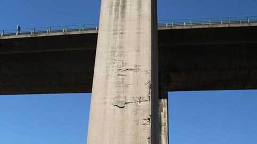 Una de las pilastras del viaducto de Somonte, en mal estado.