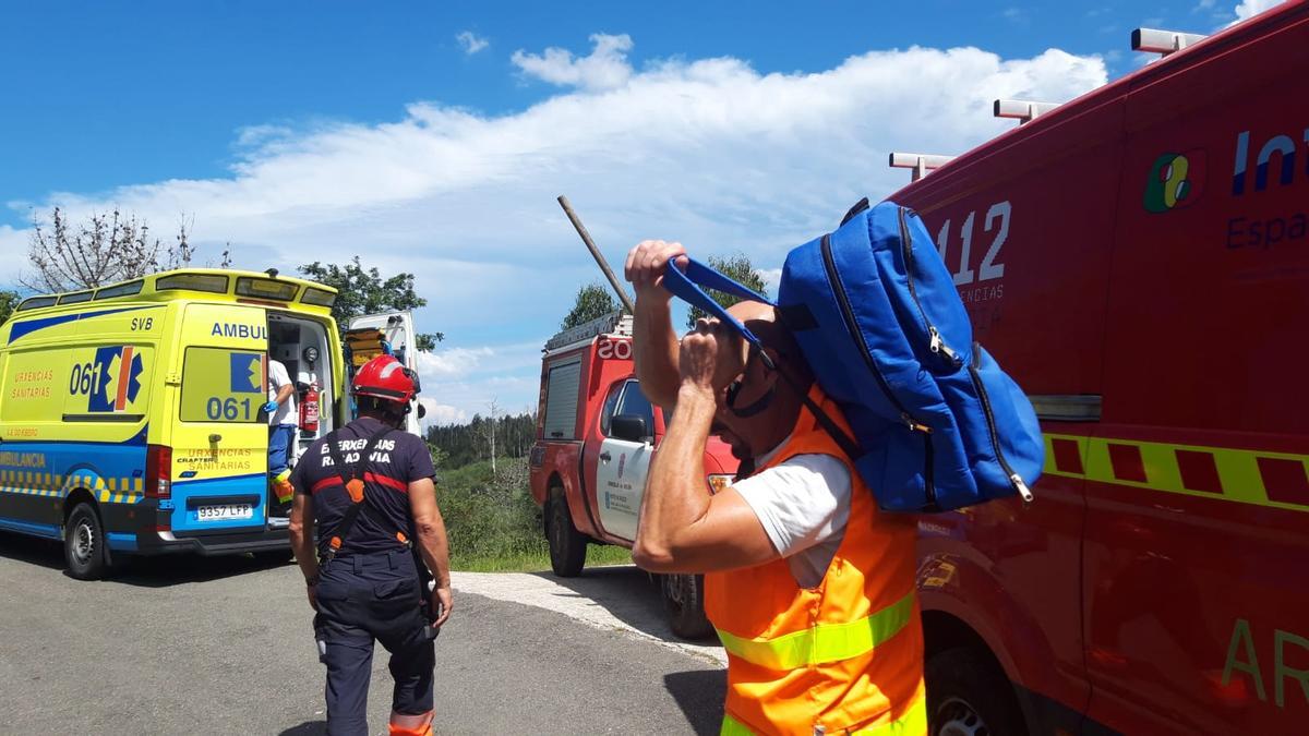 Efectivos del emergencias durante el rescate.