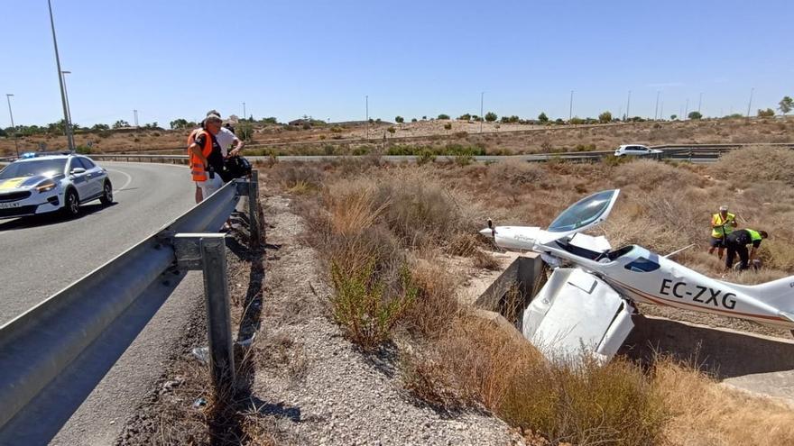 Dos heridos tras aterrizar una avioneta junto a una carretera de Alicante