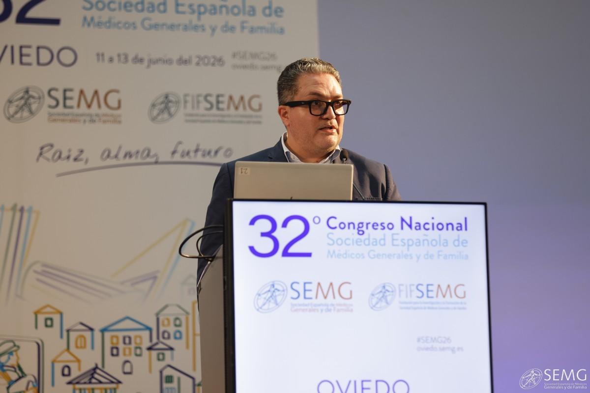 Carlos Yair, presentando la Declaración de Oviedo.
