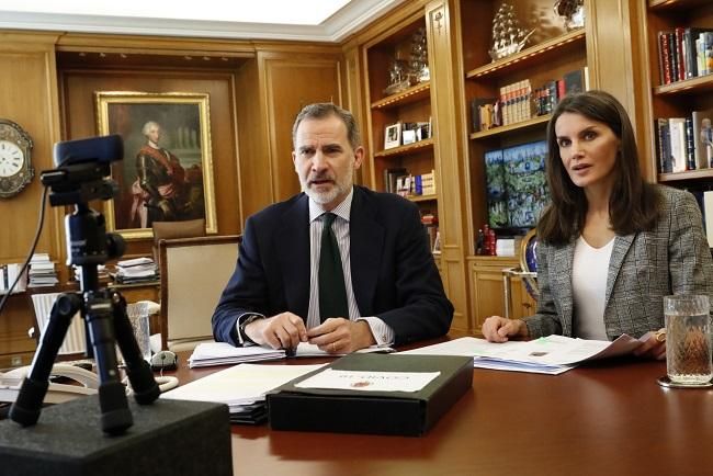 El rey Felipe VI y la reina Letizia en videoconferencia con EMT Madrid