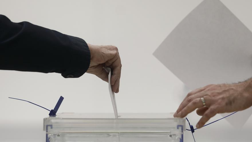 Elecciones Cataluña, en directo: la participación se sitúa en un 26,9% a las 13 horas en Cataluña, cuatro puntos más